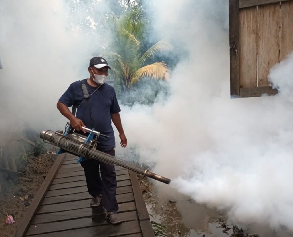 Penyemprotan nyamuk di setiap rumah warga di Distrik Agats, Kabupaten Asmat, Papua, awal Juli 2022. 