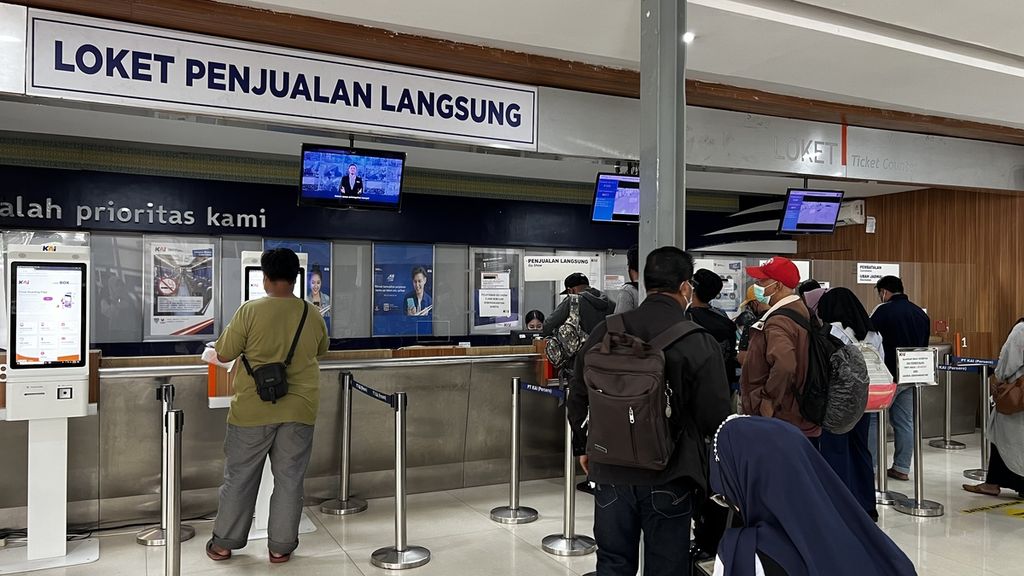 Penumpang saat antre di loket penjualan langsung di Stasiun Pasar Senen, Jakarta Pusat pada Rabu (7/12/2022).
