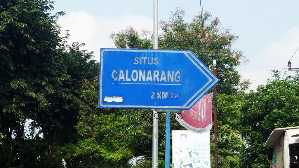 Papan penunjuk arah menuju situs Calon Arang yang berada di Desa Sukorejo, Kecamatan Gurah, Kabupaten Kediri, Jawa Timur, terpasang di tepi Jalan Raya Pare-Kediri, memudahkan warga dari luar daerah yang ingin melihat situs yang dimaksud.