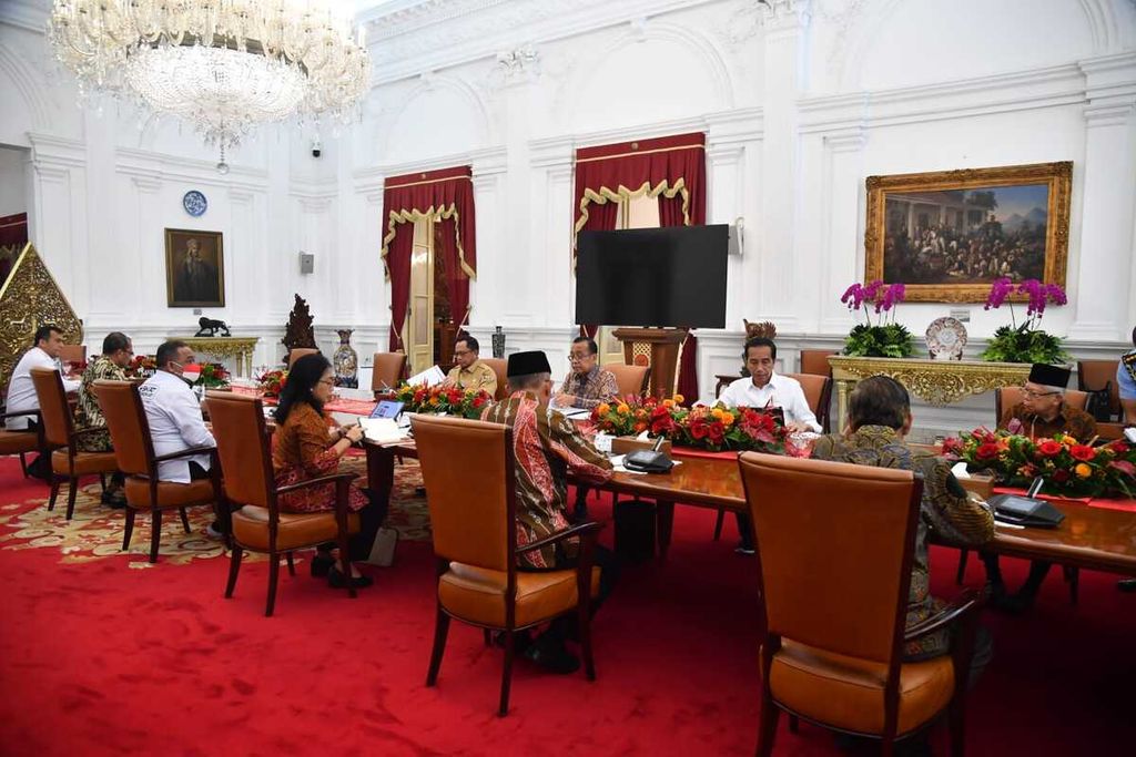 Presiden Joko Widodo menggelar rapat terbatas bersama jajarannya mengenai permasalahan tindak pidana perdagangan orang di Istana Merdeka, Jakarta, Selasa (30/5/2023).
