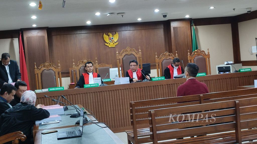 Terdakwa Muhammad Yusrizki Muliawan mendengarkan tuntutan yang dibacakan jaksa penuntut umum dalam sidang kasus korupsi pembangunan menara BTS 4G di Pengadilan Tindak Pidana Korupsi Jakarta, Kamis (15/2/2024). 