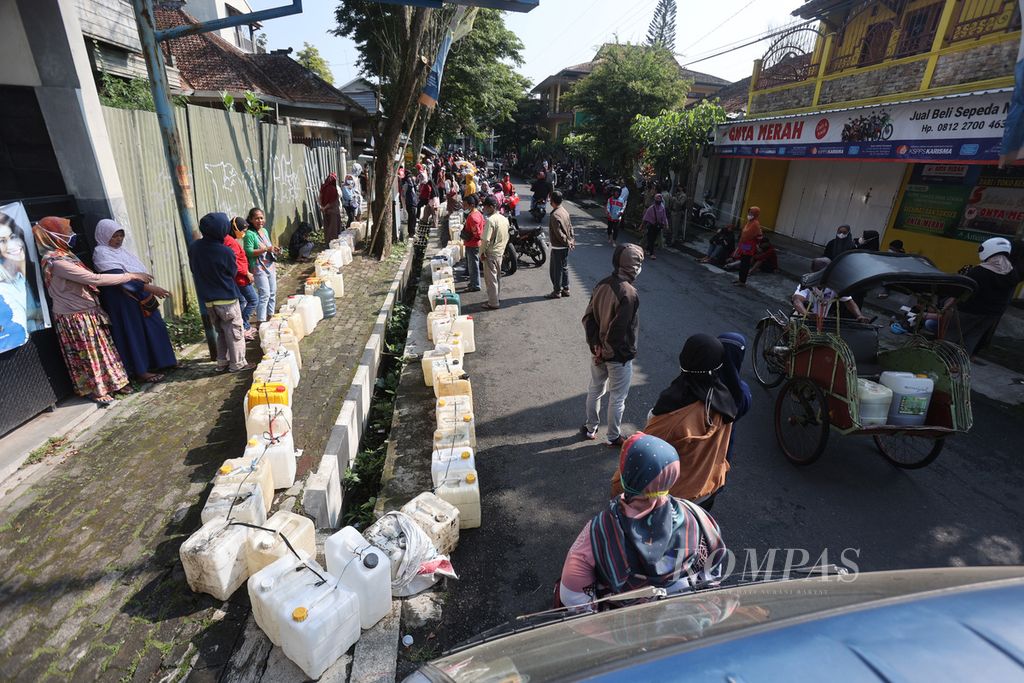 Warga antre membeli minyak goreng curah di salah satu penyalur di ibu kota Kabupaten Temanggung, Jawa Tengah, Kamis (14/4/2022). Pembeli minyak goreng curah seharga Rp 15.500 per kilogram di tempat itu dibatasi maksimal 600 orang per hari. Sebagian besar pembeli adalah para pedagang makanan yang bergantung pada ketersediaan minyak goreng dalam menjalankan usahanya.