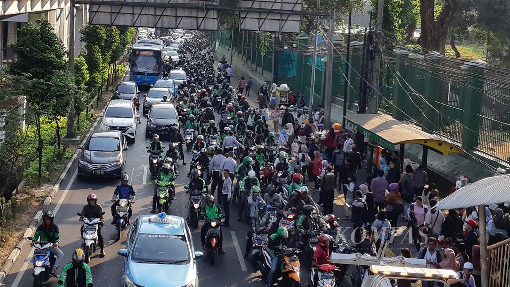 Petugas Dinas Perhubungan, Pori, dan TNI berusaha menertibkan kemacetan di Jalan Palmerah Timur, Rabu (24/7/2019). Kurangnya petugas di lapangan untuk mengatur lalu lintas menjadi kendala untuk membuat lalu lintas tidak macet.
