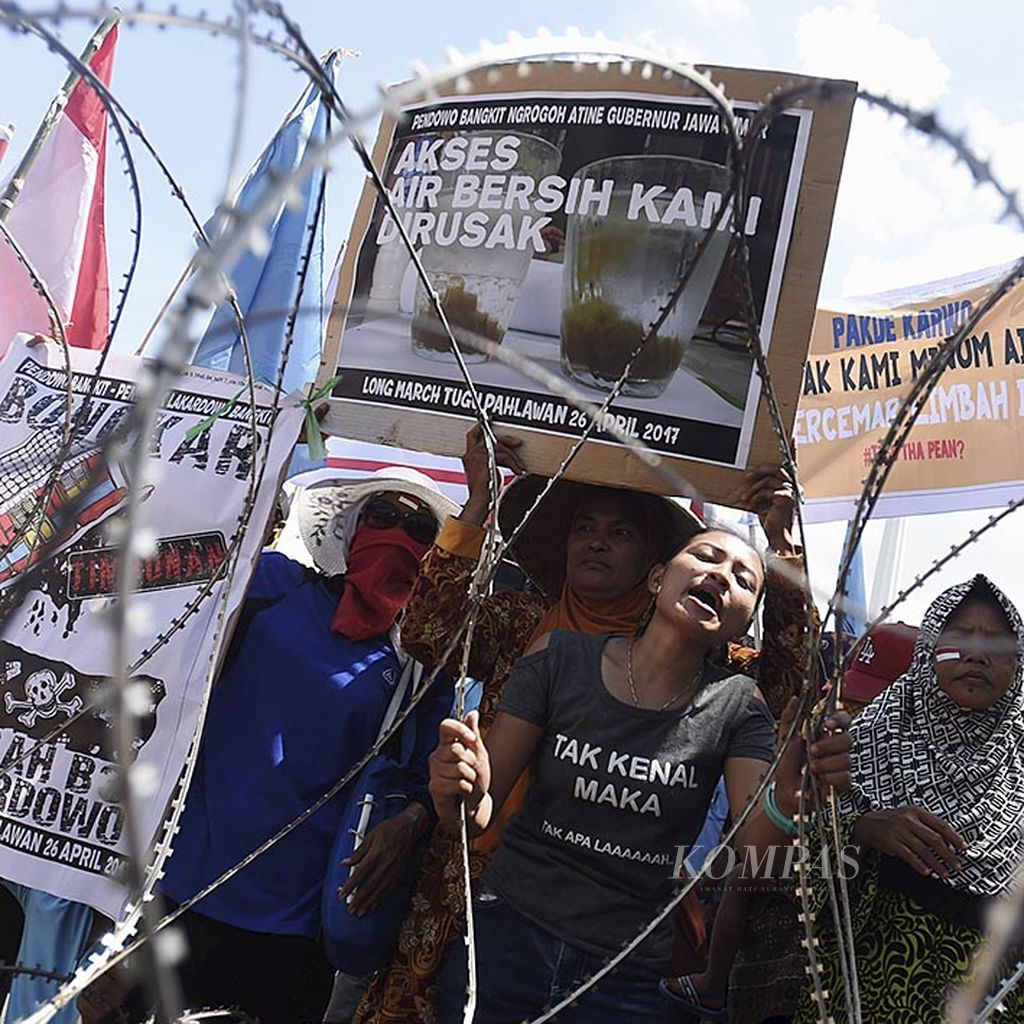 Warga yang tergabung dalam Pendowo Bangkit dan Penduduk Lakardowo Bangkit berunjuk rasa di depan Kantor Gubernur Jawa Timur di Surabaya, Rabu (26/4). Mereka menuntut gubernur untuk menangani masalah penimbunan limbah B3 di desa mereka di Lakardowo, Kabupaten Mojokerto.