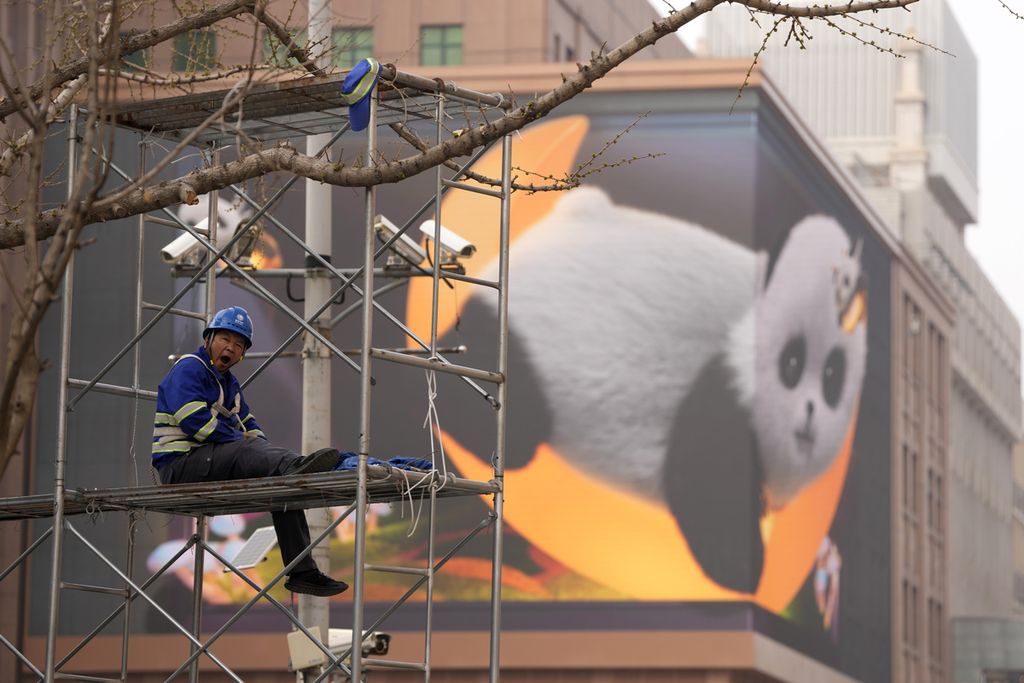 Pekerja di Beijing, China, pada Maret 2024.
