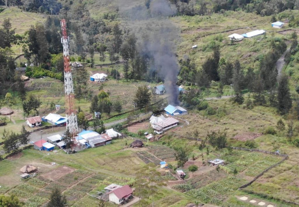 Kelompok kriminal bersenjata membakar rumah salah satu warga di Distrik Ilaga, Kabupaten Puncak, Papua, Minggu (20/2/2022).