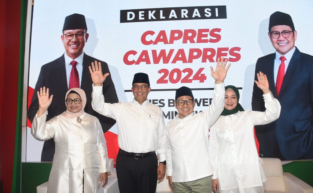 Bakal capres  Anies Baswedan (kiri) beserta istri, Feri Farhati Ganis, dan bakal cawapres  Muhaimin Iskandar beserta istri, Rustini Murtadho, berfoto bersama seusai Deklarasi Capres dan Cawapres 2024  di  Surabaya, Jawa Timur, Sabtu (2/9/2023). 