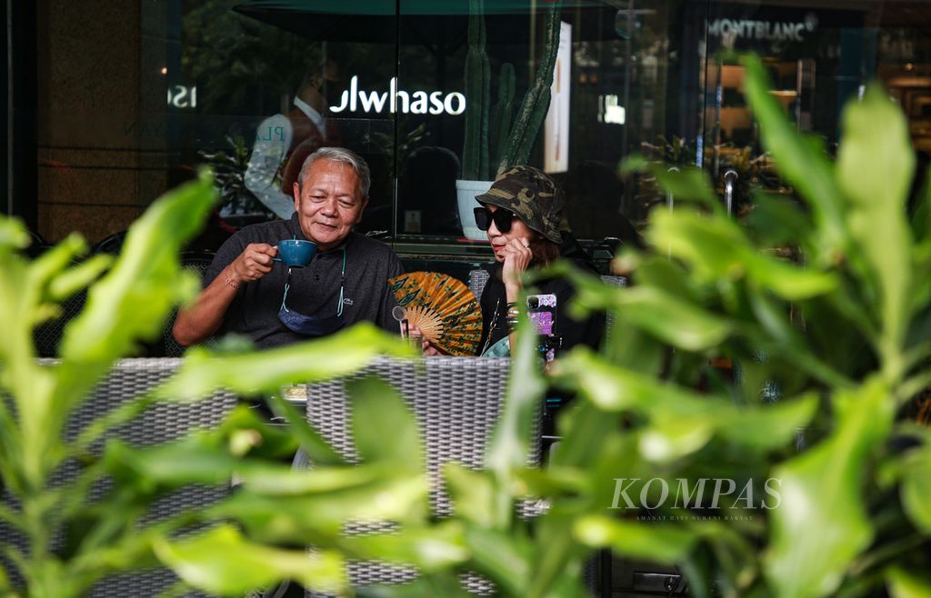 Pasangan suami istri Noorca M Massardi (68) dan Rayni N Massardi (65) menghabiskan sore berdua di sebuah <i>coffee shop</i> di Plaza Senayan, Jakarta, Selasa (13/9/2022). Mereka adalah pasangan yang memilih menghabiskan masa senja berdua, seperti jalan-jalan dan menulis buku.