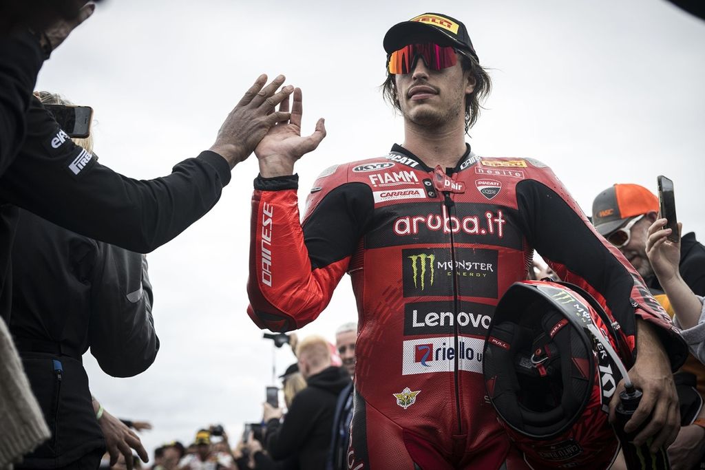 Pebalap tim Aruba.it Racing-Ducati, Nicolo Bulega, menerima ucapan selamat dari timnya seusai meraih podium kedua dalam balapan 2 Superbike seri Inggris di Sirkuit Donington Park, Minggu (14/7/2024). Bulega kini di posisi kedua klasemen dengan 200 poin, tertinggal 41 poin dari pemuncak klasemen pebalap tim Rokit BMW Motorrad Toprak Razgatlioglu. Akhir pekan ini, Bulega akan berjuang meraih kemenangan dalam balapan seri Ceko di Sirkuit Most, 19-21 Juli 2024.