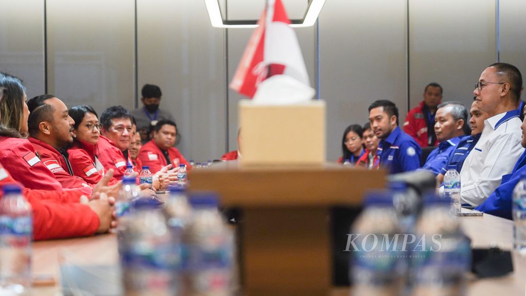 Sekretaris Jenderal Partai Amanat Nasional (PAN) Eddy Suparno (kanan) saat menerima Ketua Umum Partai Solidaritas Indonesia (PSI) Giring Ganesha (kedua dari kiri) beserta fungsionaris PSI lainnya di Kantor DPP PAN, Jakarta, Kamis (13/10/2022). 