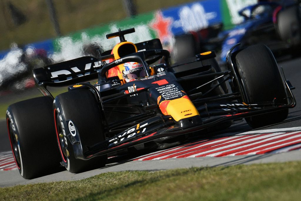 Pembalap Red Bull Racing Max Verstappen memacu mobilnya dalam balapan Formula Satu Grand Prix seri Hongaria di Sirkuit Hungaroring, Budapest, Hongaria, Minggu (23/7/2023). Verstappen yang start dari posisi kedua menjuarai balapan tersebut.