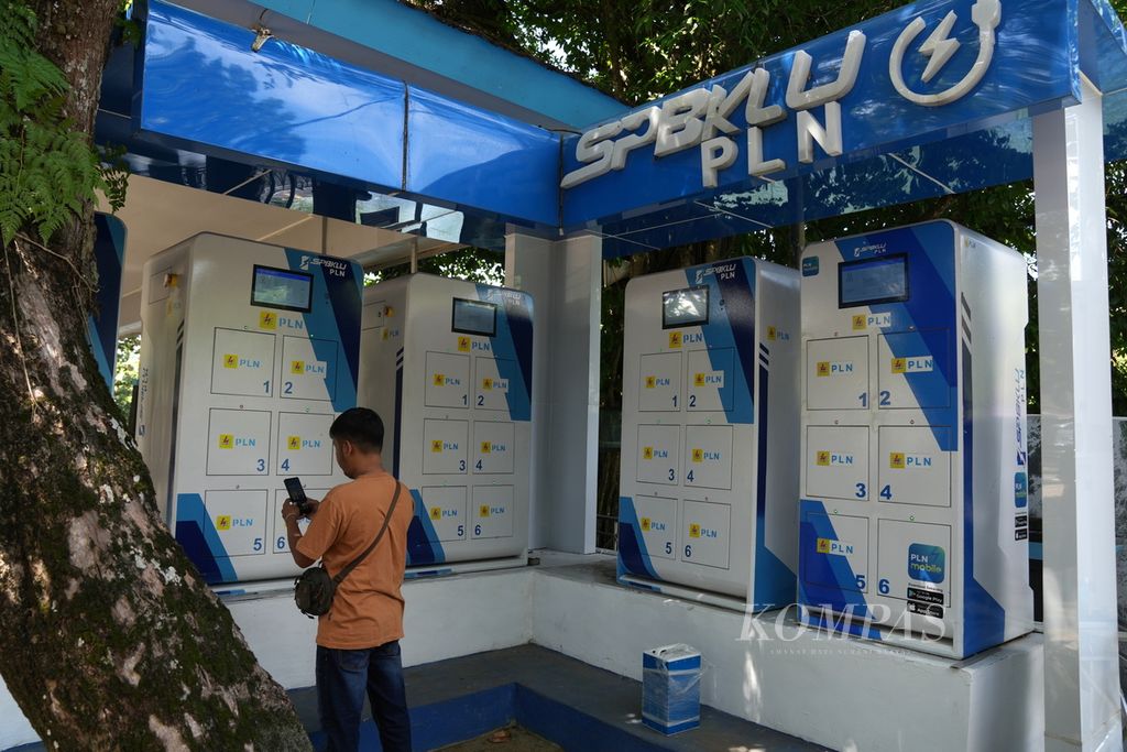 Officials used an application to exchange old batteries with new ones at the public electric vehicle battery exchange station (SPBKLU) in the Green Canyon tourist area, Kertayasa Village, Cijulang District, Pangandaran Regency, West Java, on Sunday (5/5/2024).