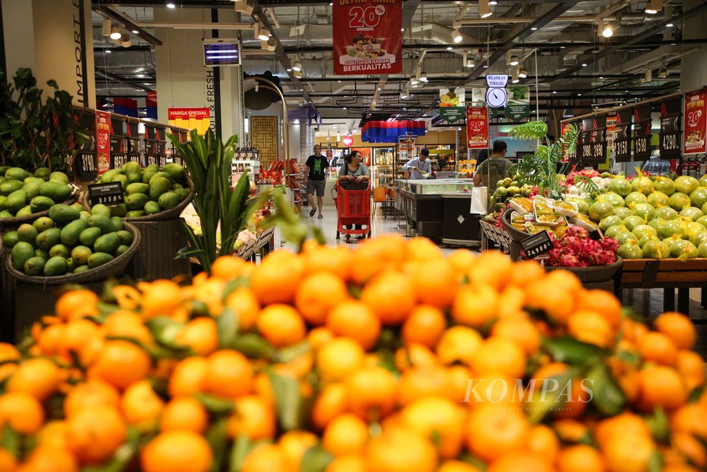 Pengunjung berbelanja di pasar swalayan ritel Transmart di kawasan Tebet, Jakarta Selatan, Selasa (9/1/2024). 