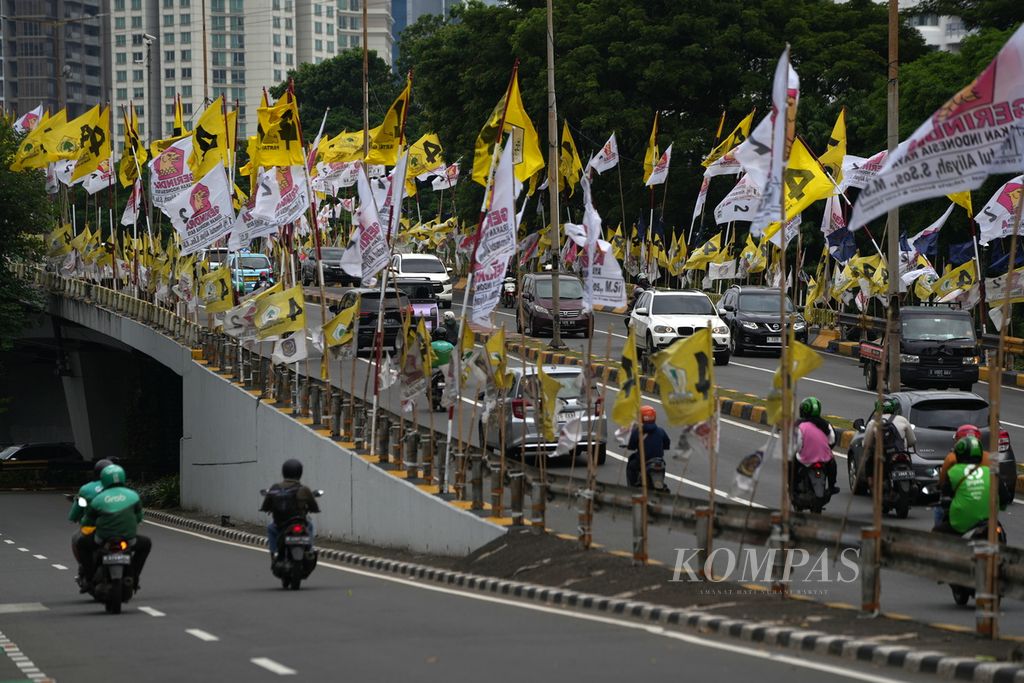 Pengendara melintasi bendera partai politik peserta Pemilu 2024 di Gerbang Pemuda, Jakarta Pusat, Kamis (4/1/2024). Masa kampanye digunakan partai politik untuk memasang alat peraga kampanye. 