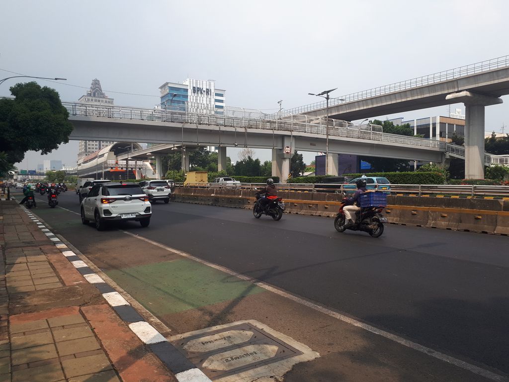 Perbedaan area yang telah diaspal ulang dengan yang tidak diaspal di Jalan MT Haryono, Jakarta Selatan, Jumat (5/5/2023).