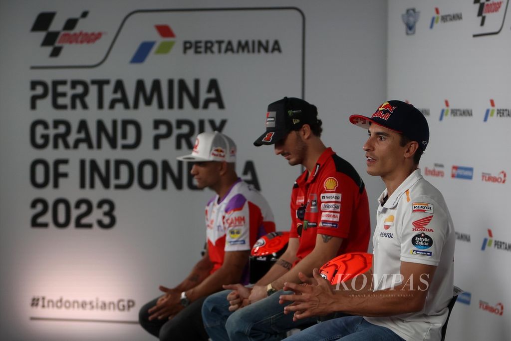 Pebalap tim Prima Pramac Racing, Jorge Martin, Francesco Bagnaia (Ducati Lenovo), dan Marc Marquez dari tim Repsol Honda (dari kiri ke kanan) menjawab pertanyaan wartawan saat sesi tanya jawab jelang balapan MotoGP seri Indonesia di Sirkuit Internasional Pertamina Mandalika, Lombok Tengah, NTB, Kamis (12/10/2023). Marquez dipastikan hengkang dari tim Repsol Honda dan pindah ke Gresini Racing mulai musim depan.