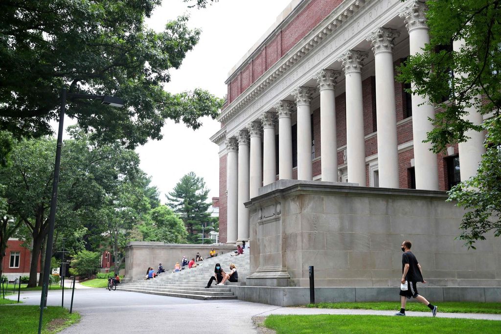 Salah satu sudut halaman kampus Universitas Harvard di Cambridge, Massachusetts, AS, seperti terlihat pada foto yang diambil pada 8 Juli 2020. 