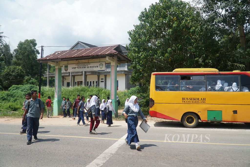 Siswa SMP 22 Batam selesai belajar dan pulang dengan bus sekolah di Kelurahan Rempang Cate, Kecamatan Galang, Kota Batam, Kepulauan Riau, Kamis (14/9/2023) siang. 