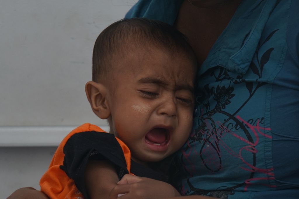 Bayi usia 10 bulan Muhammad Raafi Tampilang menangis di pangkuan neneknya, Majelin Makasahe (42), Sabtu (14/9/2019), di Rumah Sakit Umum Daerah Sam Ratulangi Tondano, Minahasa, Sulawesi Utara. Menangis menjadi tanda sederhana bahwa anak tidak merasa nyaman. 