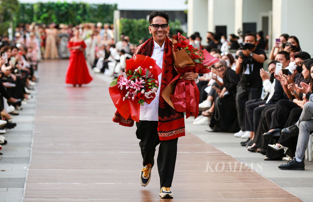 Desainer Edward Hutabarat berjalan di landas peraga seusai peragaan busana bertema ”Edward Hutabarat Cruise 2023” di Sarinah, Jakarta, 30 Agustus 2022. 