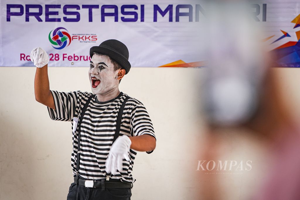 Siswa berkebutuhan khusus mengikuti lomba pantomim di Sekolah Khusus Negeri 01 Kota Tangerang Selatan, Banten, Rabu (28/2/2024). 