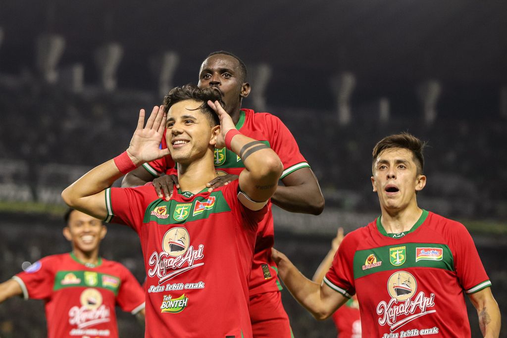 Pesepak bola Persebaya Surabaya, Bruno Moreira (kiri), berselebrasi bersama rekannya seusai mencetak gol ke gawang PSS Sleman pada pertandingan BRI Liga 1 di Stadion Gelora Bung Tomo, Surabaya, Jawa Timur, Minggu (11/8/2024). Persebaya menang dengan skor 1-0.