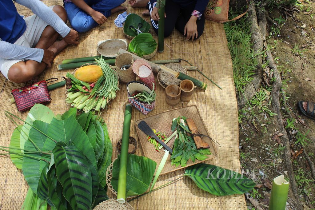 Berbagai bumbu masakan dan peralatan masak tradisional suku Dayak Tomun di Desa Riam Tinggi, Kabupaten Lamandau, Kalimantan Tengah disiapkan di sela-sela Festival Kampung Riam Tinggi, MInggu (26/2/2023). 