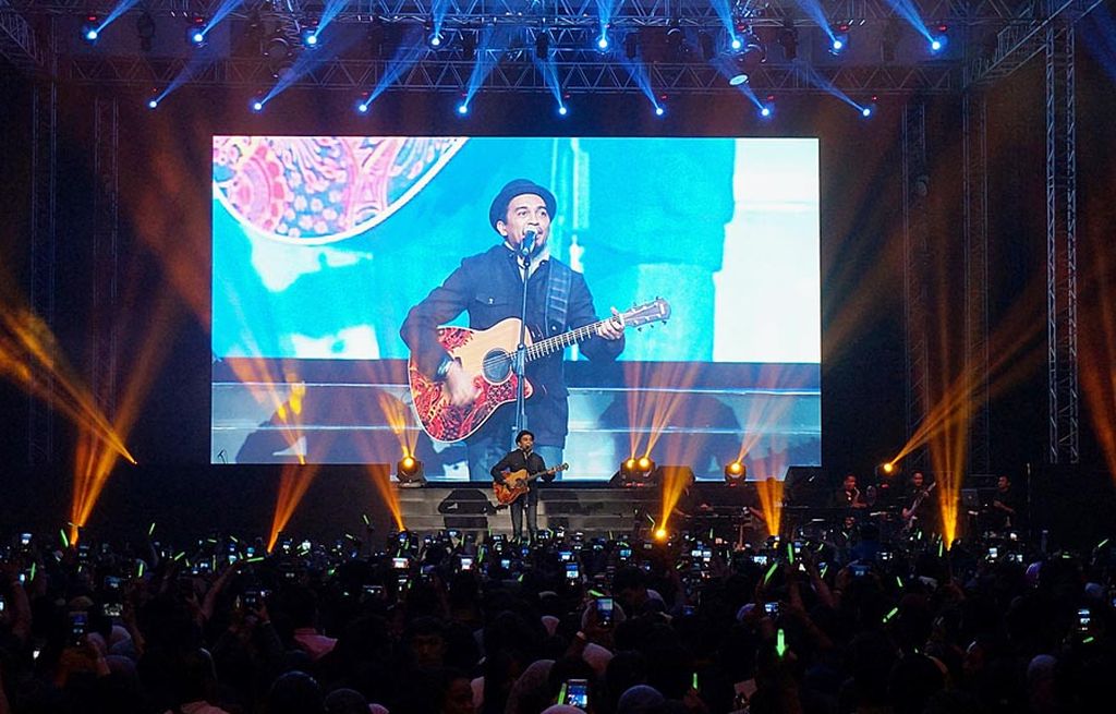 Penyanyi  solo Glenn Fredly saat memeriahkan Line Concert di Surabaya, Jawa Timur, Sabtu (8/9) malam.