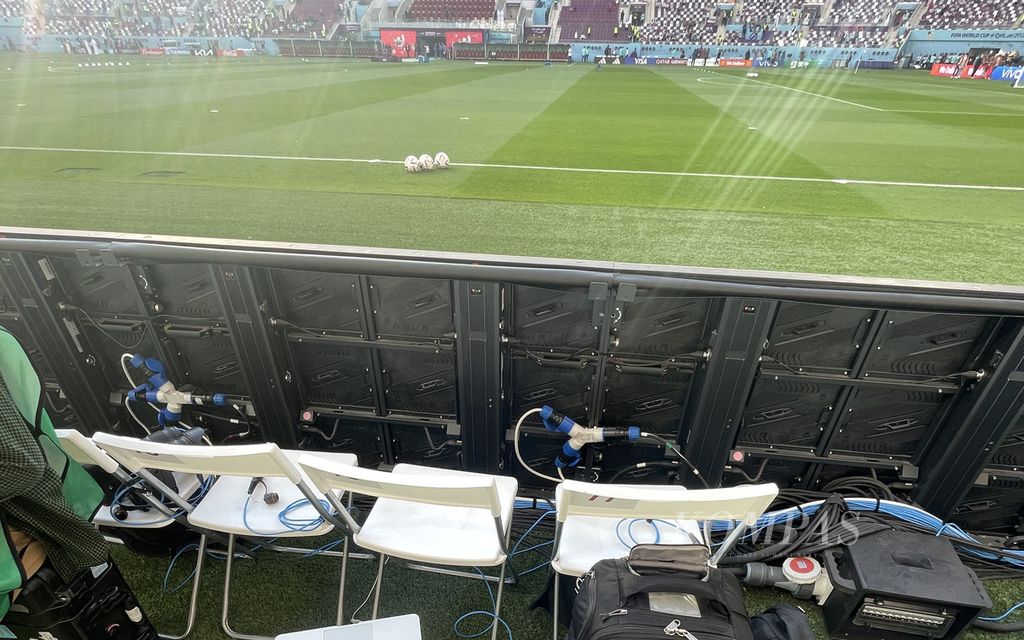 Posisi kursi fotografer di pinggir lapangan pertandingan pada Piala Dunia Qatar 2022.