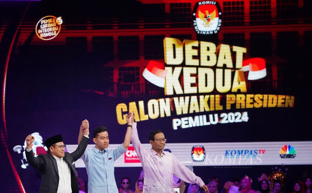 Tiga calon wakil presiden, yaitu Muhaimin Iskandar (kiri), Gibran Rakabuming Raka (tengah), dan Mahfud MD (kanan), bergandengan tangan seusai Debat Calon Wakil Presiden Pemilu 2024 di Ballroom Jakarta Convention Center, Jakarta, Jumat (22/12/2023). 