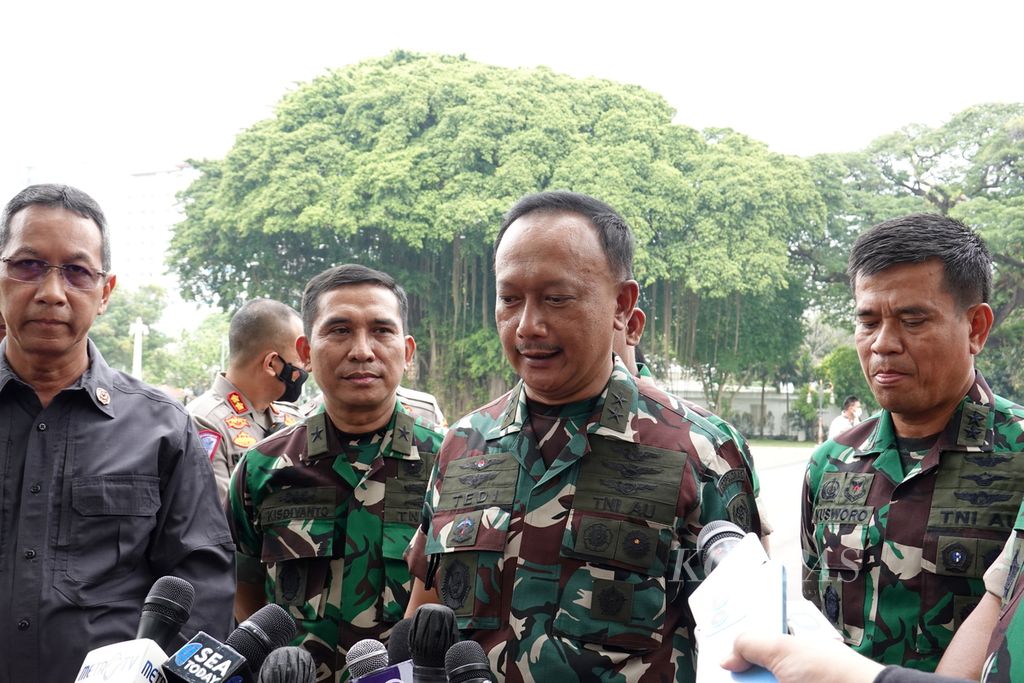 Panglima Komando Operasi TNI AU Marsekal Pertama Tedi Rizalihadi ketika memberikan keterangan pers di halaman Istana Merdeka terkait rencana pelaksanaan HUT TNI pada 5 Oktober mendatang, Jumat (30/9/2022).