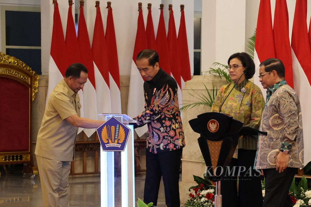 President Joko Widodo handed over digital versions of the budget implementation plan for ministries/agencies and allocation of transfers to regions for the fiscal year 2024 at the State Palace in Jakarta on Wednesday (November 29, 2023). The symbolic handover was done by pressing a button. The President was accompanied by Minister of Home Affairs Tito Karnavian (left), Minister of Finance Sri Mulyani Indrawati (second from right), and Cabinet Secretary Pramono Anung.