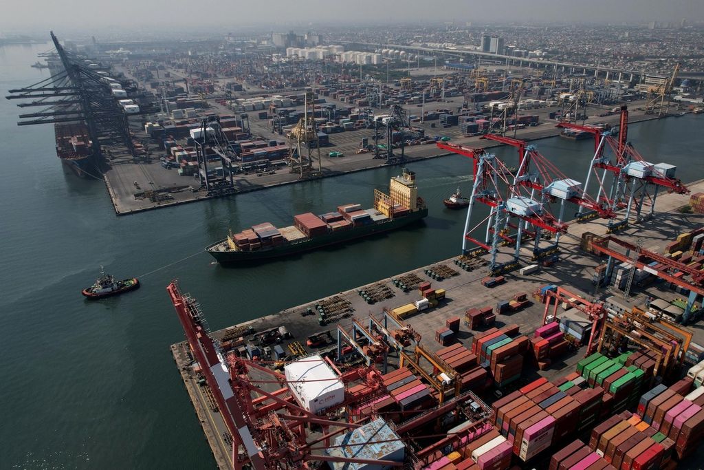 Kapal tunda dan kapal pandu membantu kapal barang untuk keluar Pelabuhan Tanjung Priok, Jakarta, usai melakukan bongkar muat peti kemas, Kamis (20/7/2023).