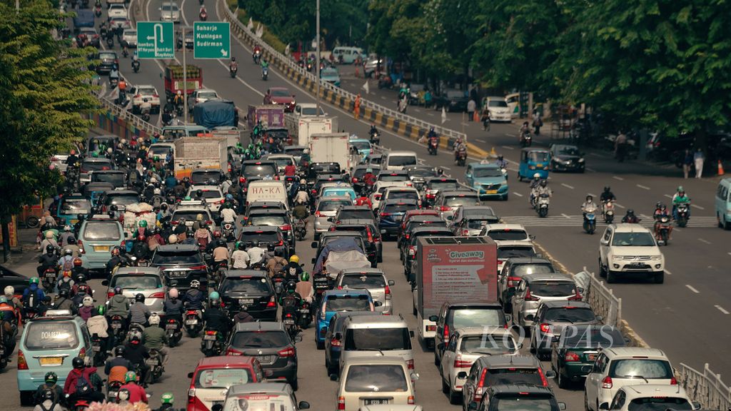 Kepadatan lalu lintas terjadi saat jam masuk kerja di Jalan KH Abdullah Syafei, Jakarta Selatan, 8 Maret 2022. Wilayah aglomerasi Jabodetabek menerapkan PPKM level 2. 
