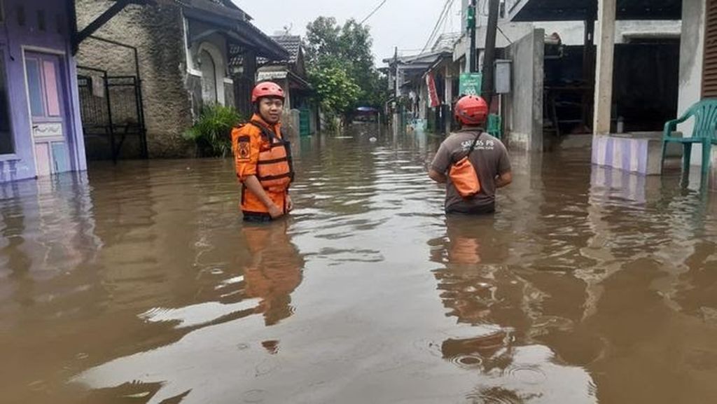 Kondisi salah satu permukiman yang dilanda banjir seusai hujan deras di Tangerang Selatan, Sabtu (26/5/2022).
