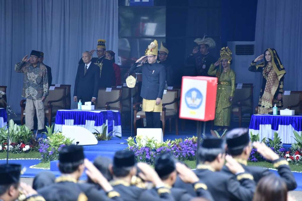 Mendikbudristek Nadiem Anwar Makarim memimpin upacara peringatan Hari Pendidikan Nasional di Jakarta, Selasa (2/5/2023).