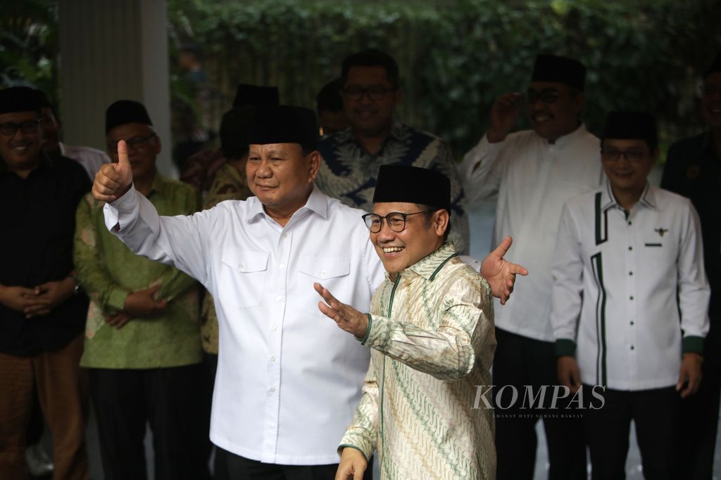 Ketua Umum Partai Gerindra Prabowo Subianto menyambut kedatangan Ketua Umum Partai Kebangkitan Bangsa Muhaimin Iskandar di kediamannya Jalan Kertanegara IV, Jakarta, Jumat (28/4/2023).