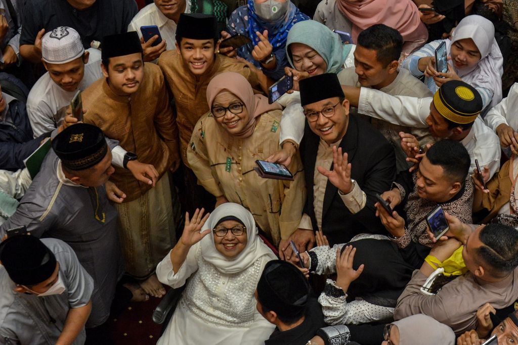 Bakal calon presiden 2024 Anies Baswedan beserta keluarga berpose setelah menunaikan shalat Idul Fitri di Masjid Istiqlal, Jakarta, Sabtu (22/4/2023).