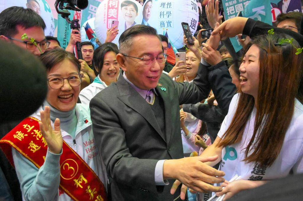 Ko Wen-je (tengah), calon presiden Taiwan dari Partai Rakyat Taiwan (TPP), menemui para pendukungnya dalam kampanye di Hsinchu, Taiwan, Sabtu (23/12/2023). 