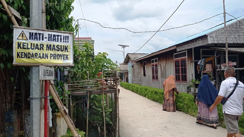 Warga Kelurahan Jenebora di Teluk Balikpapan, Kalimantan Timur, beraktivitas di sore hari pada Minggu (6/3/2022). Wilayah itu kini dilalui kendaraan proyek dari beberapa perusahaan di sekitarnya. Tak jauh dari kampung nelayan tersebut, pemerintah akan bangun bandara untuk IKN Nusantara.