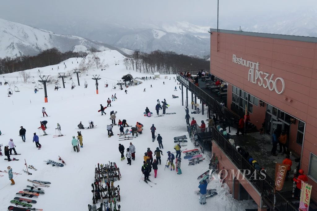 Tampak Restoran Alps360 di kawasan Hakuba Goryu Snow Resort berlatar pemandangan Pegunungan Alpen Utara yang terletak di Desa Hakuba, Nagano, Jepang, Sabtu (18/2/2023), siang. Desa Hakuba terkenal dengan pariwisata musim dingin, terutama ski.