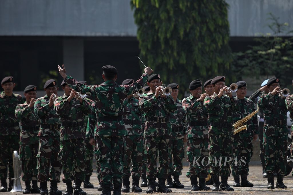 Pasukan gabungan TNI dan Polri menggelar Apel Pasukan Gabungan di Mabes TNI Cilangkap, Jakarta Timur, Senin (2/9/2024). Apel ini dalam rangka pengamanan Paus Fransiskus di Indonesia dan Operasi Pengamanan Indonesia Internasional Sustainability Forum serta Operasi Tribrata Jaya Tahun 2024. Sekitar 9.000 anggota pasukan gabungan dikerahkan untuk pengamanan acara kedatangan Paus Fransiskus. Pasukan tersebut terdiri dari 4.300 prajurit TNI dan 4.730 anggota polisi. 