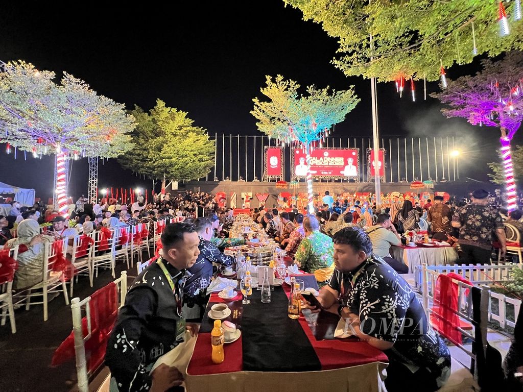 Suasana <i>gala dinner </i>di anjungan Pantai Losari, Makassar, Selasa (11/7/2023). Acara menjadi penyambutan para wali kota se-Indonesia yang mengikuti Rakernas XVI Apeksi.