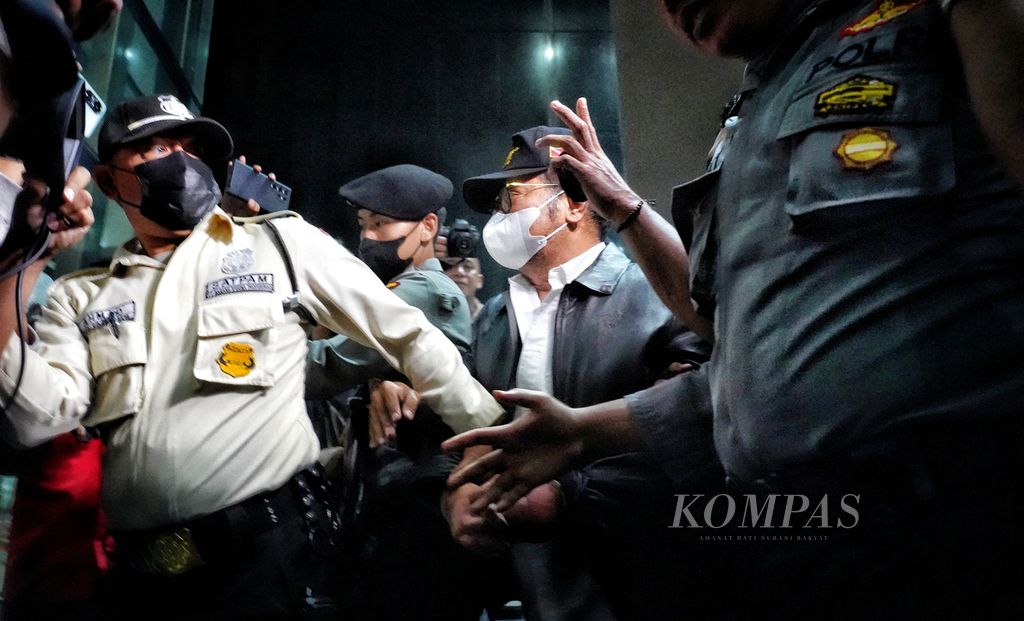 Bekas Menteri Pertanian Syahrul Yasin Limpo digiring petugas saat tiba di Gedung Komisi Pemberantasan Korupsi, Jakarta, setelah dijemput paksa, Kamis (12/10/2023) malam. 