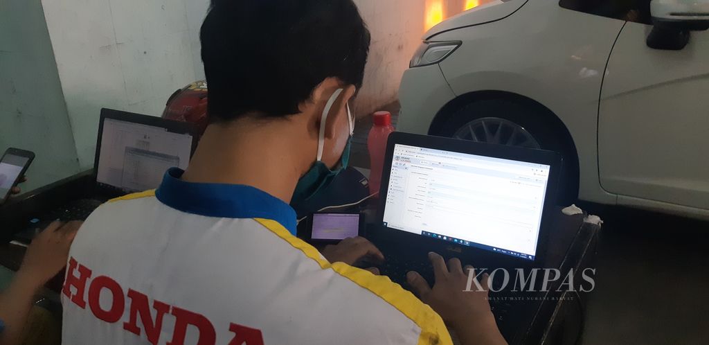 Proses uji emisi di Bengkel Honda Cakra Pangukir di Jalan Salemba Raya, Jakarta Pusat, Jumat (5/11/2021).