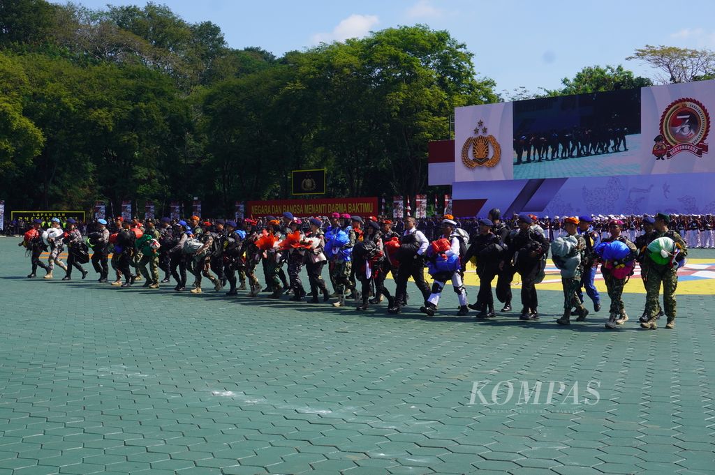  Sebanyak 41 penerjung payung bersiap memberikan penghormatan kepada tamu undangan dalam upacara peringatan hari ulang tahun ke-76 Bhayangkara di Akademi Kepolisian, Kota Semarang, Jawa Tengah, Selasa (5/7/2022). Para penerjun yang seluruhnya berhasil mendarat dengan selamat itu berasal dari Polri dan TNI. 