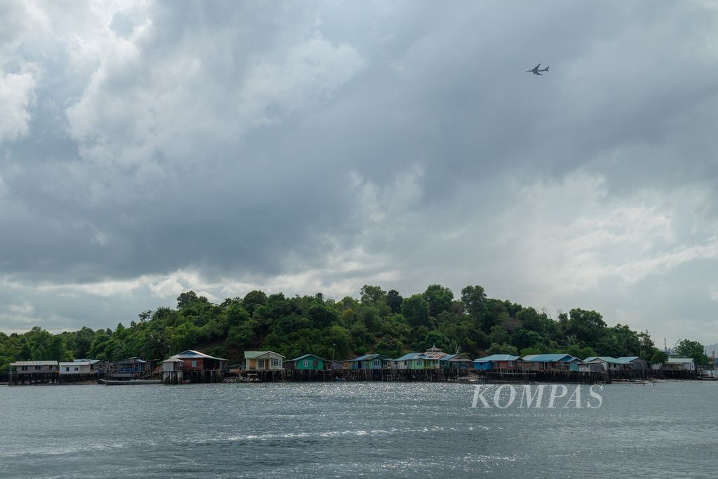 Permukiman warga Suku Laut di Pulau Gara, Kelurahan Kasu, Kecamatan Belakang Padang, Batam, Kepulauan Riau, Selasa (7/6/2022). 