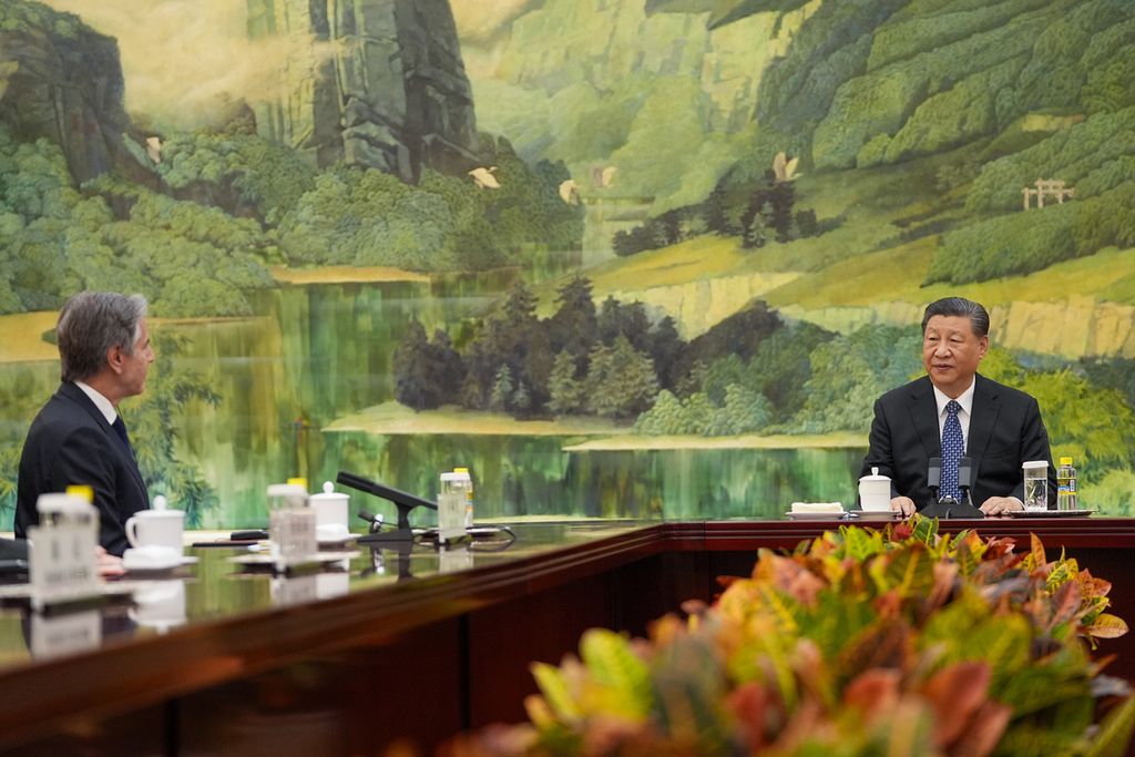 Menteri Luar Negeri Amerika Serikat Antony Blinken (kiri) mendengarkan Presiden China Xi Jinping  berbicara saat keduanya bertemu di Aula Besar Rakyat di Beijing, China, Jumat (26/4/2024).  