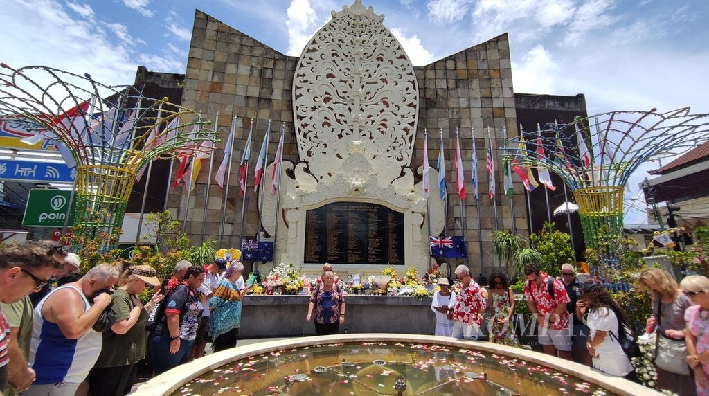 Sejumlah warga asing berkumpul di area Monumen Tragedi Kemanusiaan Bom Bali 2002 di Jalan Raya Legian, Kuta, Kabupaten Badung, Bali, Rabu (12/10/2022). Peristiwa peledakan bom di Bali pada 2002 terjadi di dua lokasi, yakni di Kuta, Badung; dan di Kota Denpasar.