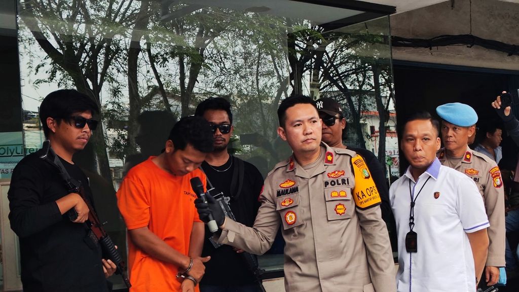 Tersangka Agustami (27) saat dihadirkan dalam rilis pengungkapan kasus pembunuhan di ruko Kedai Anak Mami, Pengangsaan Dua, Kelapa Gading, Jakarta Utara, Selasa (23/4/2024).